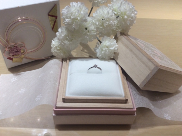 【兵庫】星の砂の婚約指輪