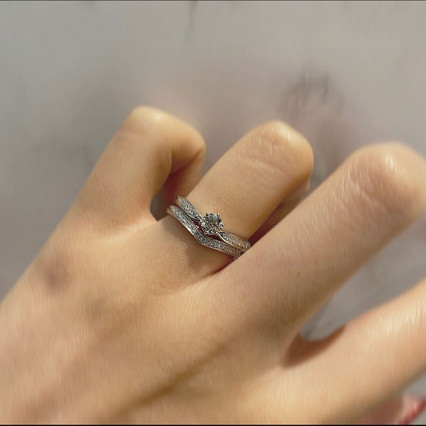 LAPAGEの婚約指輪と結婚指輪の重ね付けはgarden心斎橋