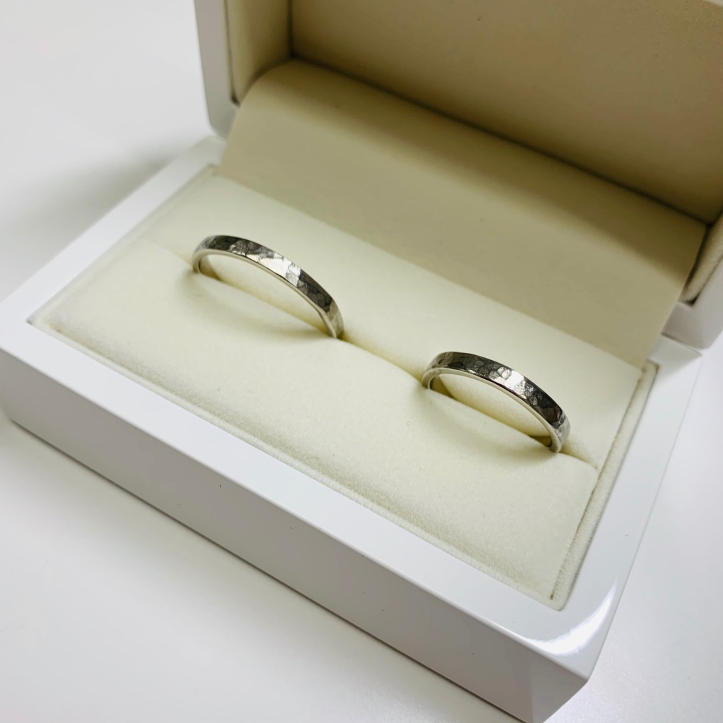大阪難波で人気の手作り結婚指輪プラチナ平打ち槌目