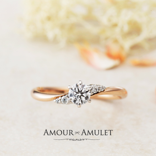 ゴールド素材の婚約指輪
AMOUR AMULETのアイリス