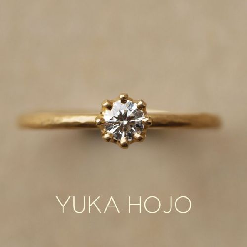 ゴールド素材の婚約指輪
YUKAHOJOのカプリ
